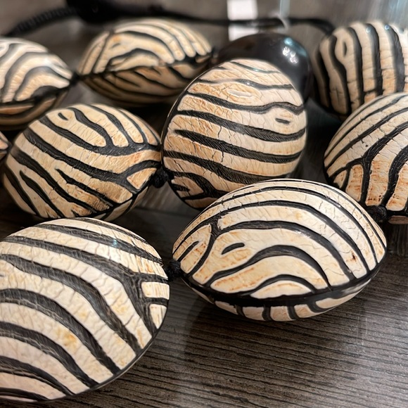 Boutique Style Manouk Large Seed Pod Necklace Zebra Strips Asymmetrical Design - Picture 16 of 16